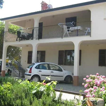 Guest house Karmen In Mali Maj